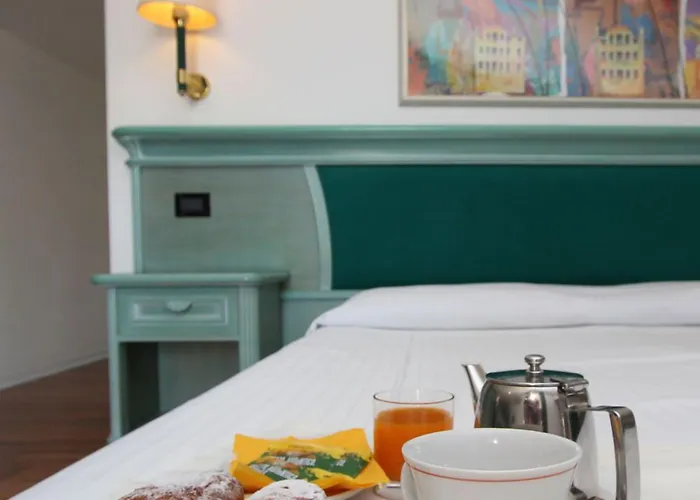 切利尼公园酒店 4*